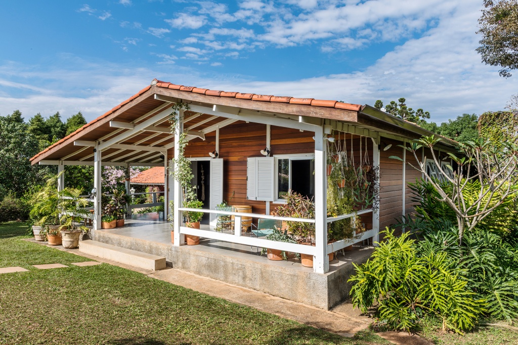  Houten hut van 150 m² heeft een moderne, rustieke en industriële uitstraling