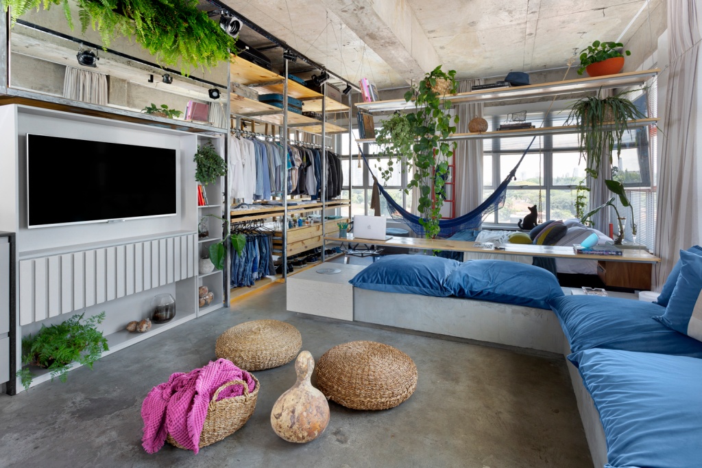  Architect verandert commerciële ruimte in een loft om te wonen en te werken
