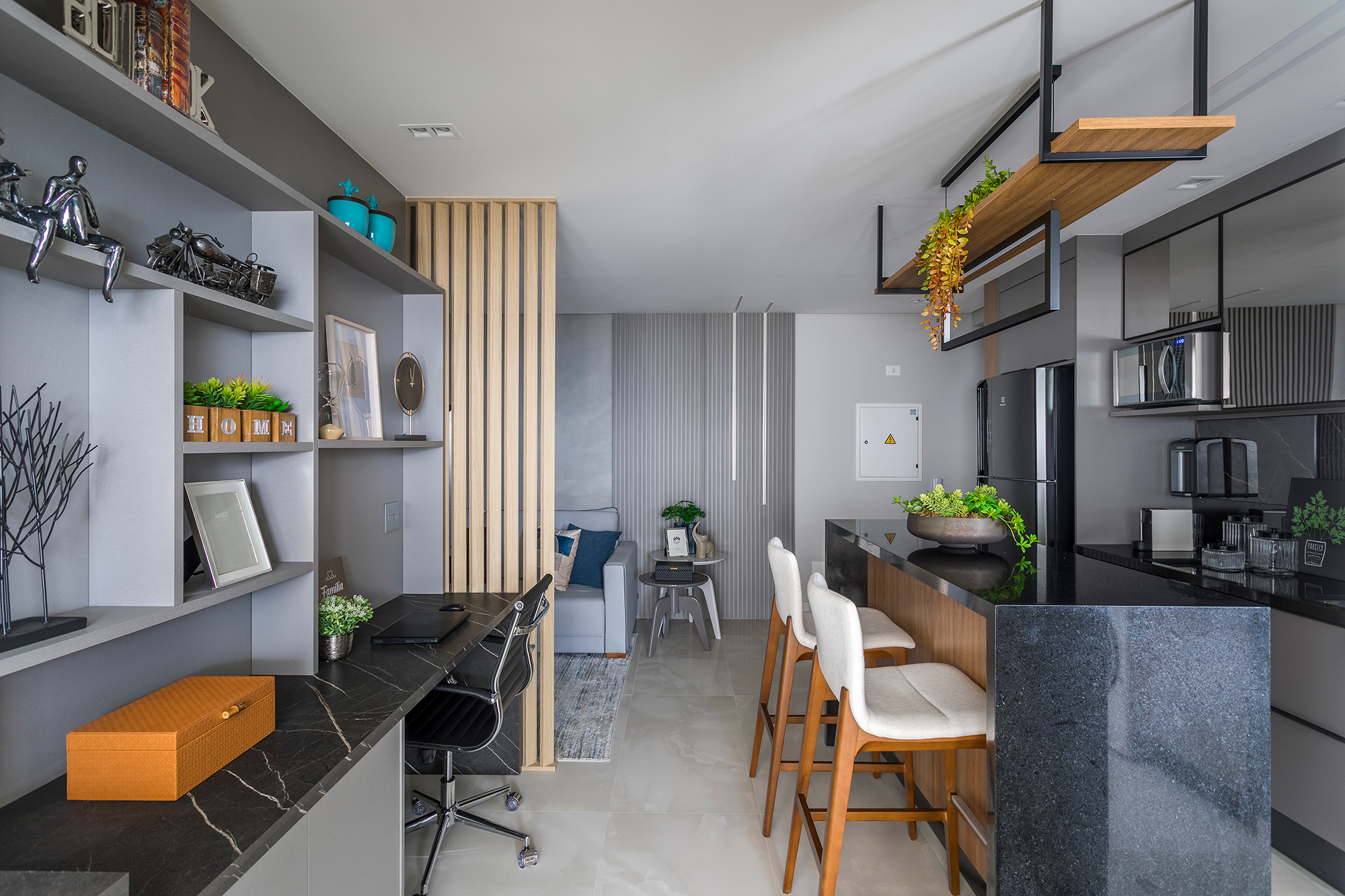  82 m² flat met verticale tuin in de gang en keuken met eiland