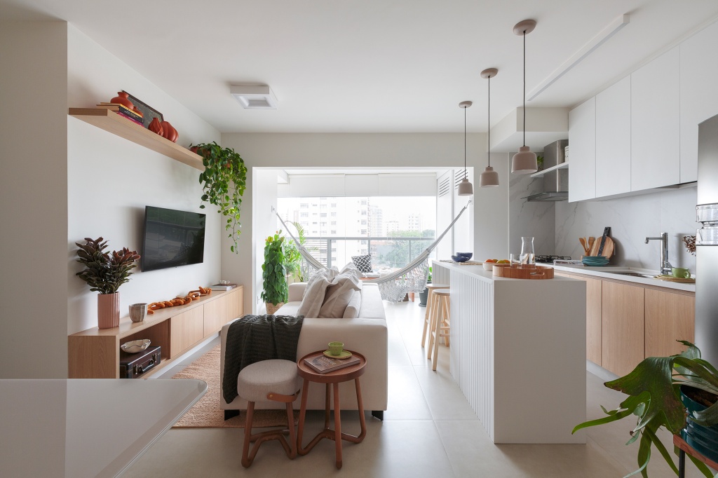  Appartement van 70 m² heeft een hangmat in de woonkamer en een neutrale inrichting