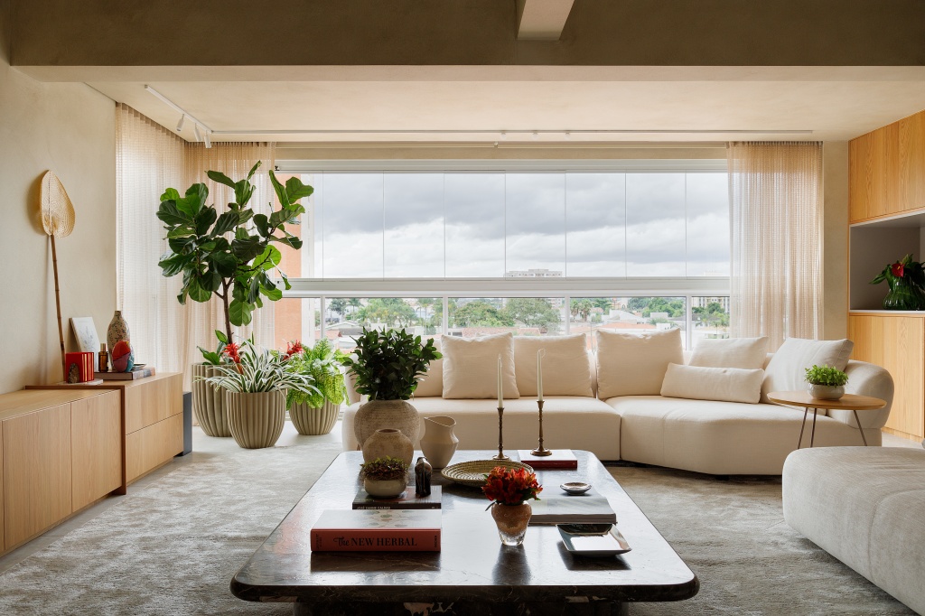  Zandtinten en ronde vormen brengen een mediterrane sfeer in dit appartement