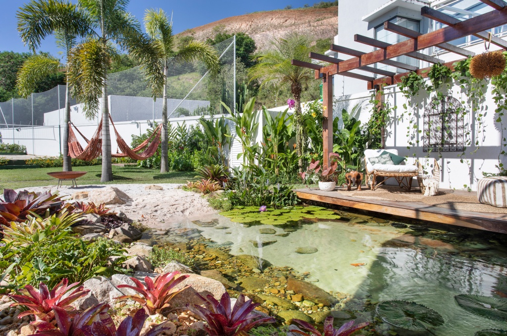  900m² tropische tuin met visvijver, pergola en moestuin