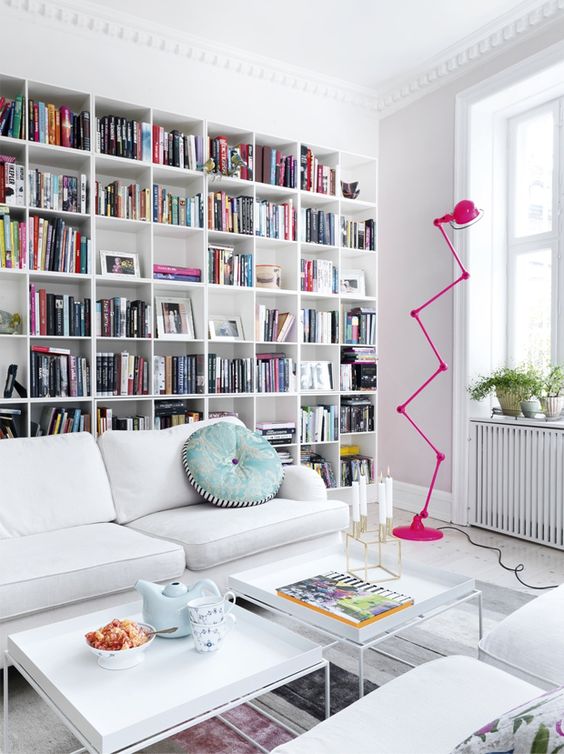  10 formas encantadoras de decorar a esquina do sofá