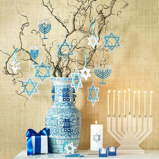  15 ideeën om it hûs te dekorearjen mei kearsen foar Hanukkah