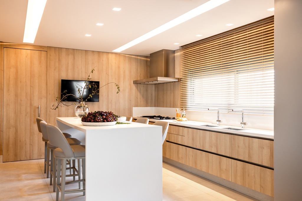  La cocina adquiere una distribución limpia y elegante con paneles de madera