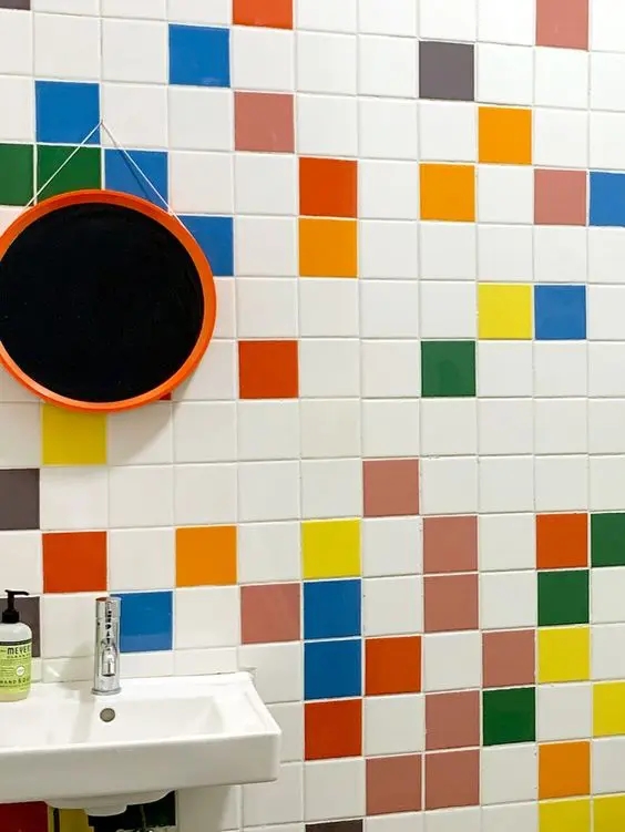  Cầu vồng: 47 ý tưởng phòng tắm với gạch nhiều màu