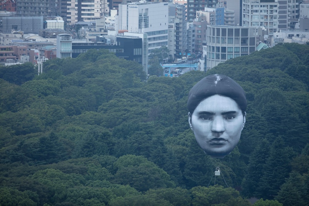  Огромна глава од балон во Токио