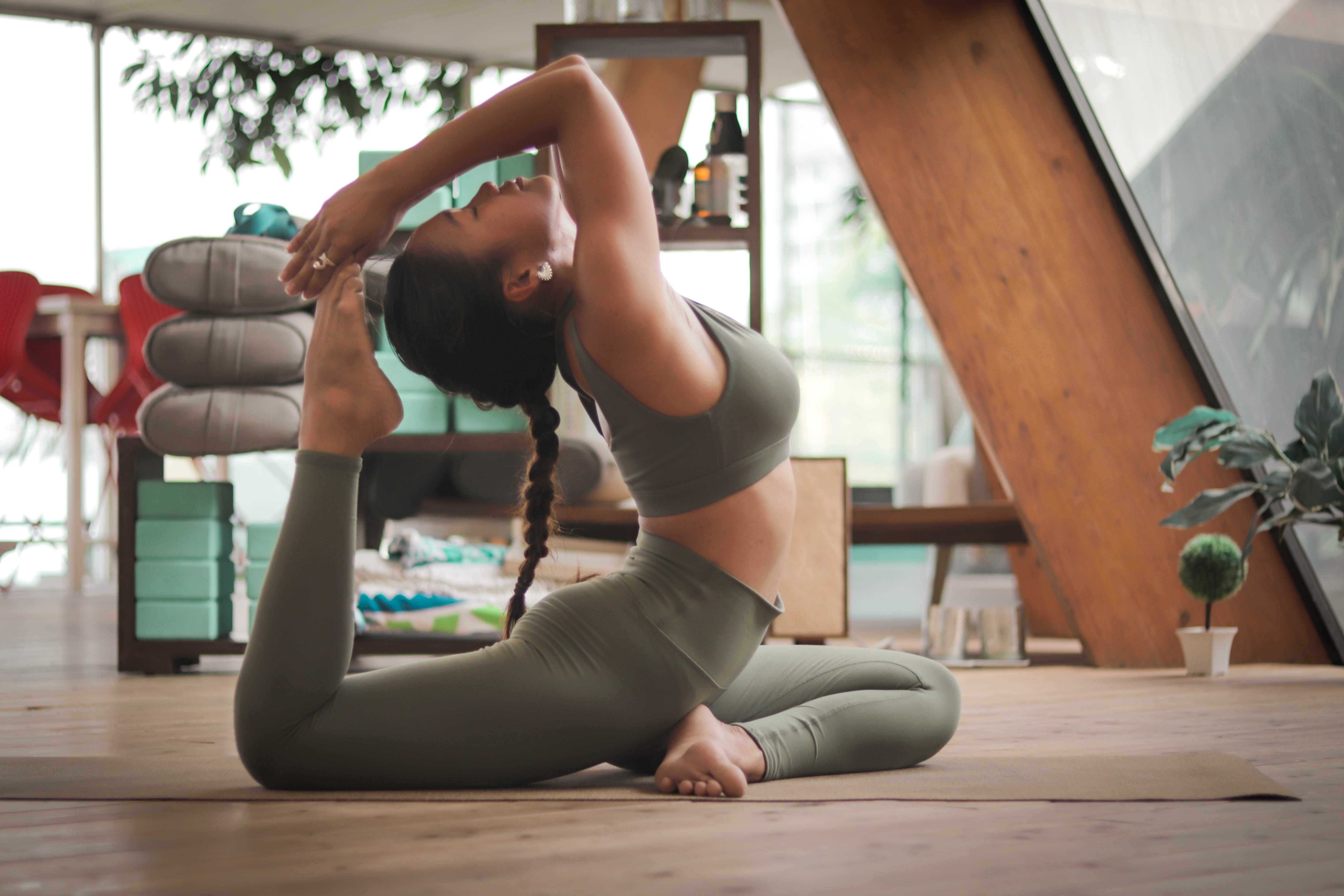  Uyda yoga: mashq qilish uchun muhitni qanday tashkil qilish kerak