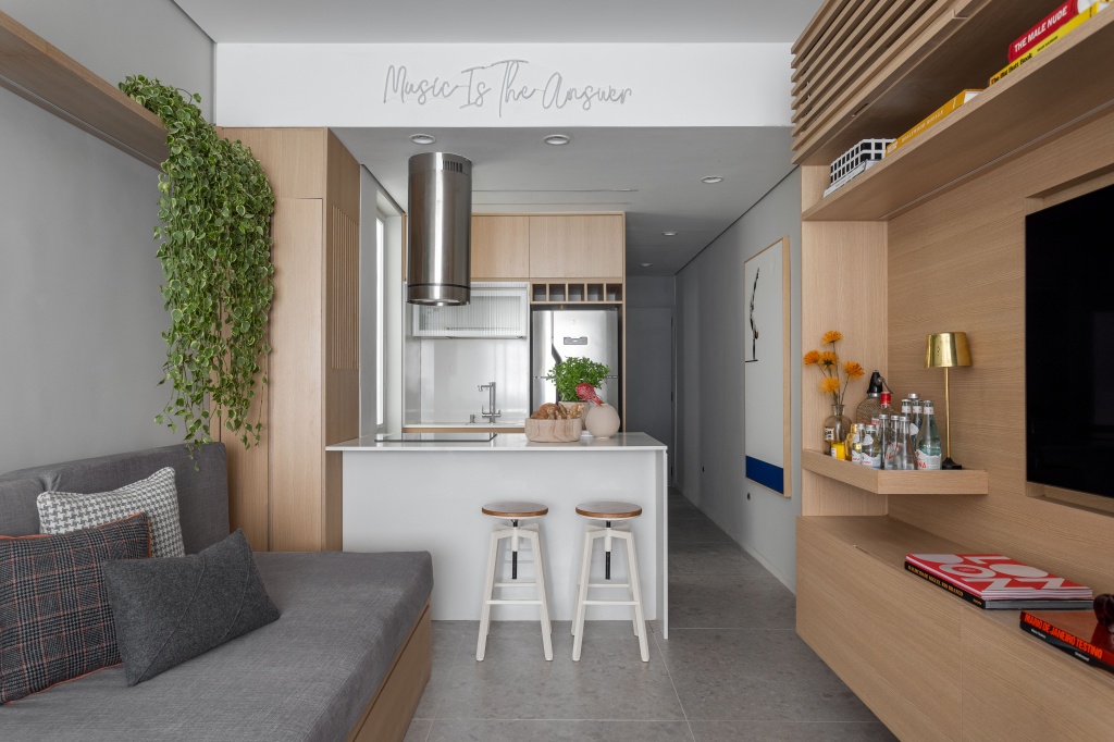  32m²のアパートメントに、キッチンとバーコーナーが一体化した新しいレイアウトを採用。