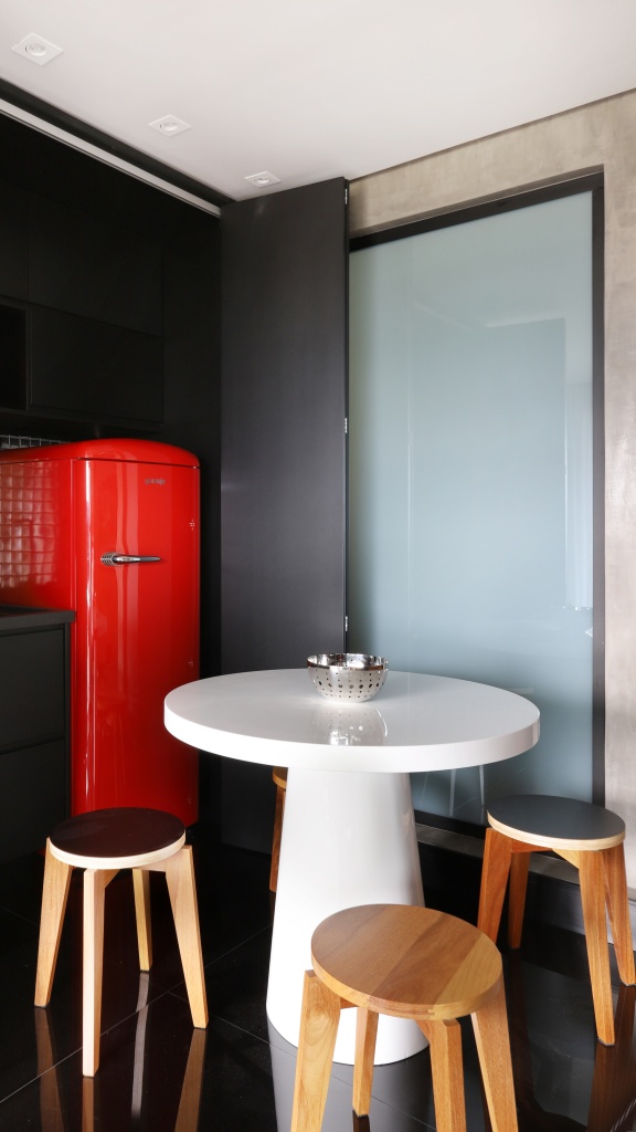  Stan od 46 m² s visećim vinskim podrumom i skrivenom crnom kuhinjom