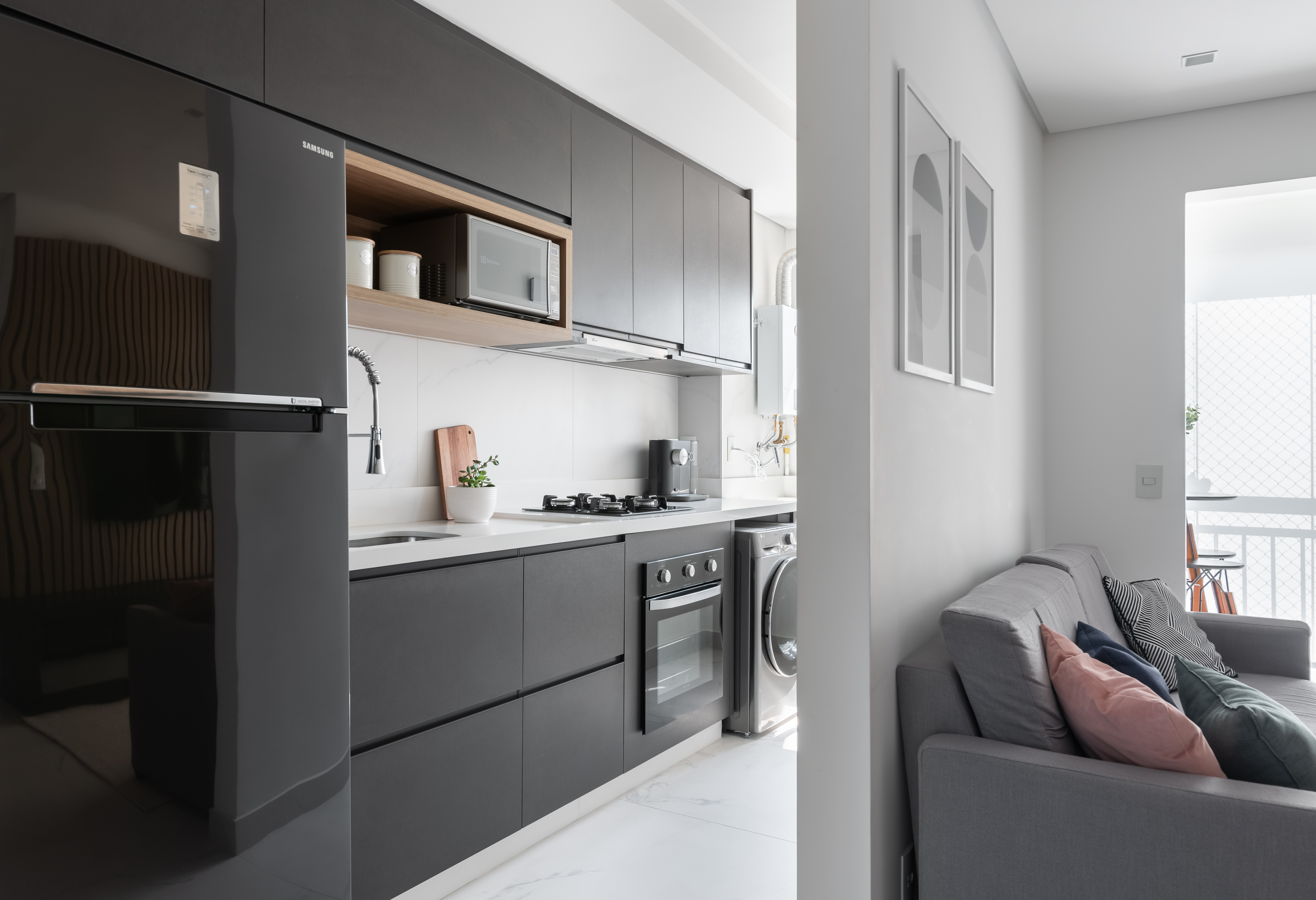  50 m² velik apartma je minimalistično in učinkovito opremljen