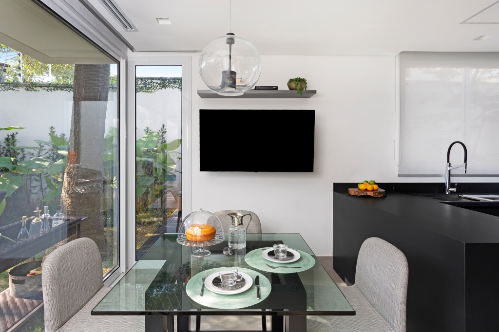  Huset på 290 m² får svart kjøkken med utsikt over den tropiske hagen