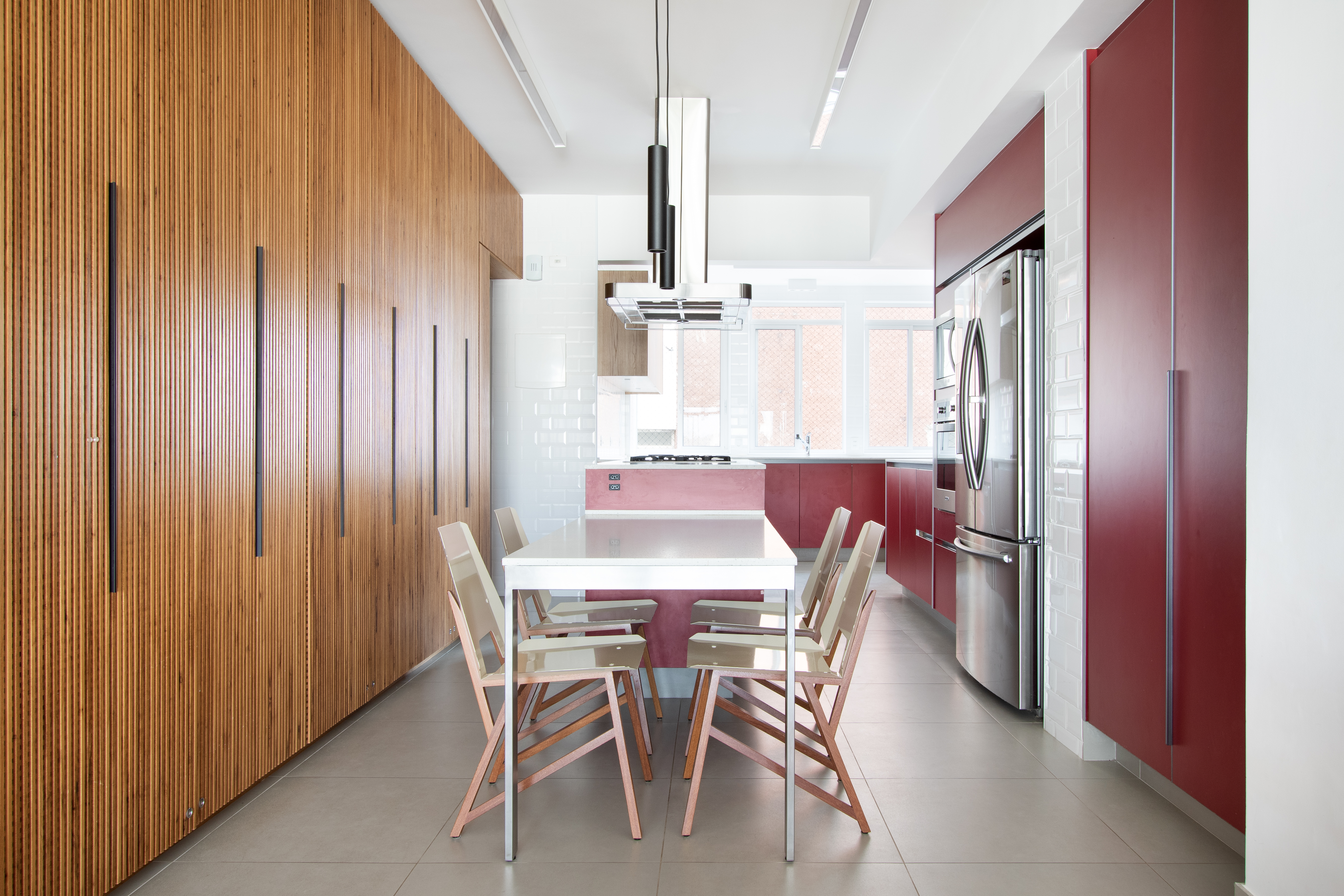  L'appartement de 150 m² dispose d'une cuisine rouge et d'une cave à vin intégrée.