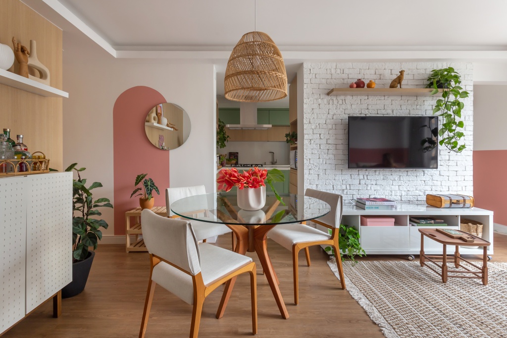  मिंट ग्रीन किचन आणि गुलाबी पॅलेट या 70m² अपार्टमेंटला चिन्हांकित करतात