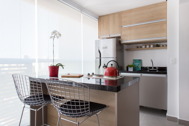  Kompaktissa 32 m²:n huoneistossa on keittiö, jossa on saareke ja ruokailuhuone.