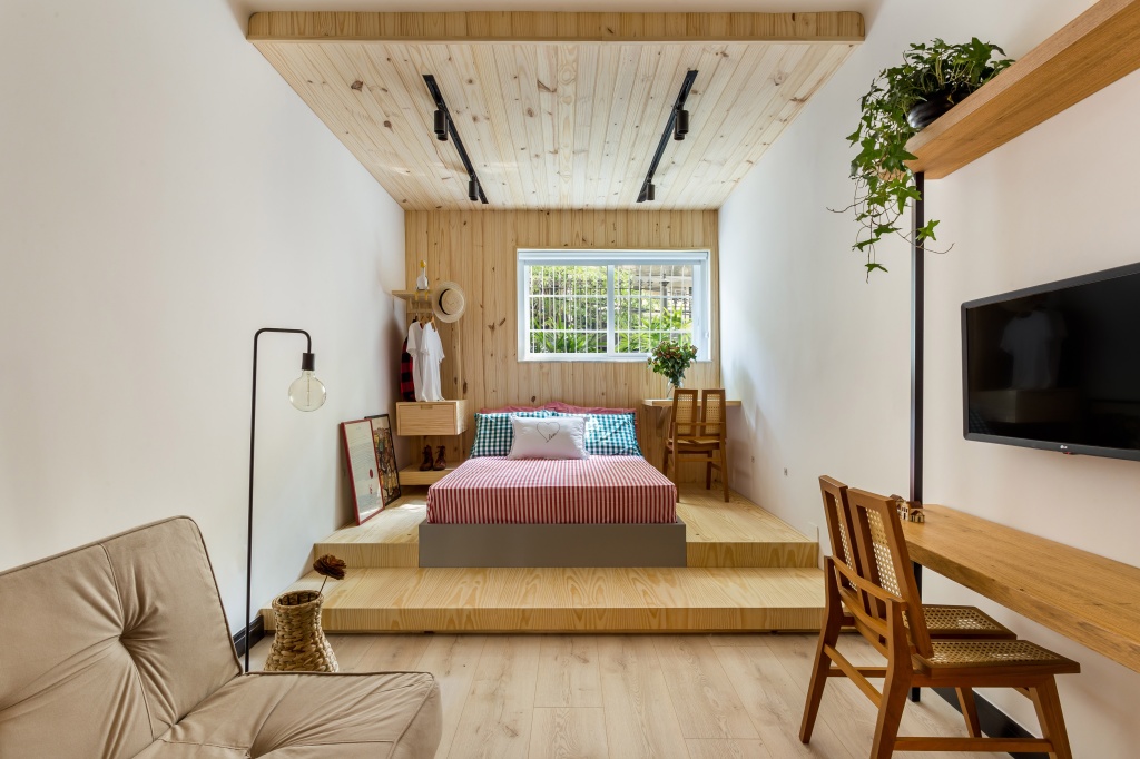  30 m² अपार्टमेंटमध्ये कॅम्पिंग चिकच्या स्पर्शांसह एक मिनी लॉफ्ट फील आहे