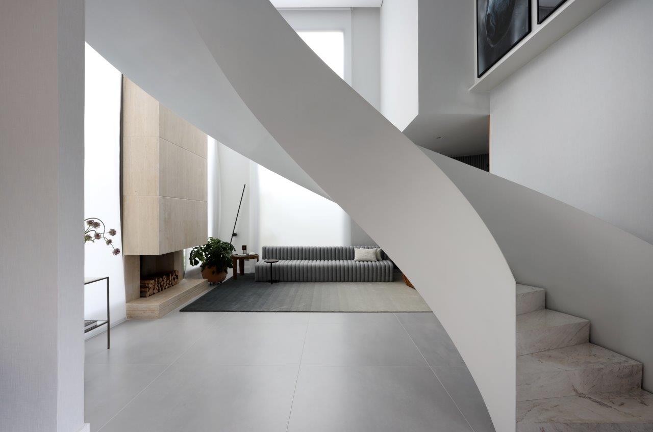  اس 730 m² گھر میں مجسمہ سازی کی سیڑھیاں نمایاں ہیں۔