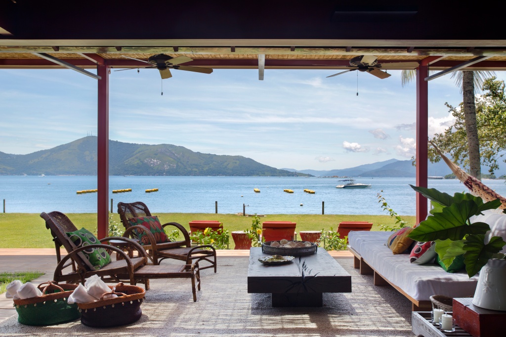  600 m² huis met uitzicht op zee krijgt een rustieke en eigentijdse inrichting