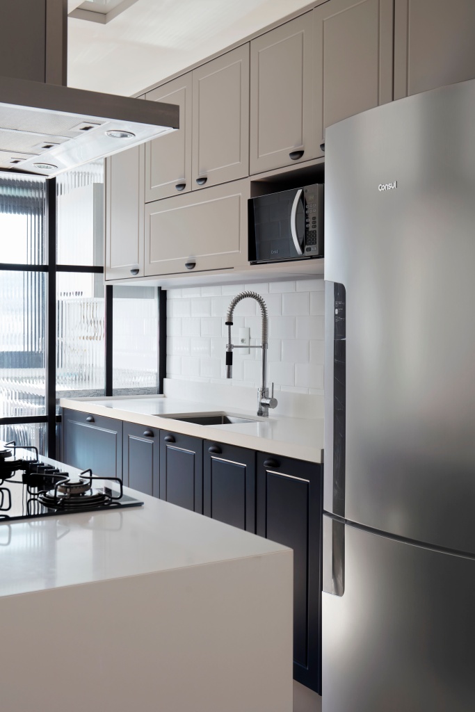  Tento apartmán s rozlohou 84 m² je zariadený v sivých a modrých tónoch a v kombinácii s drevom