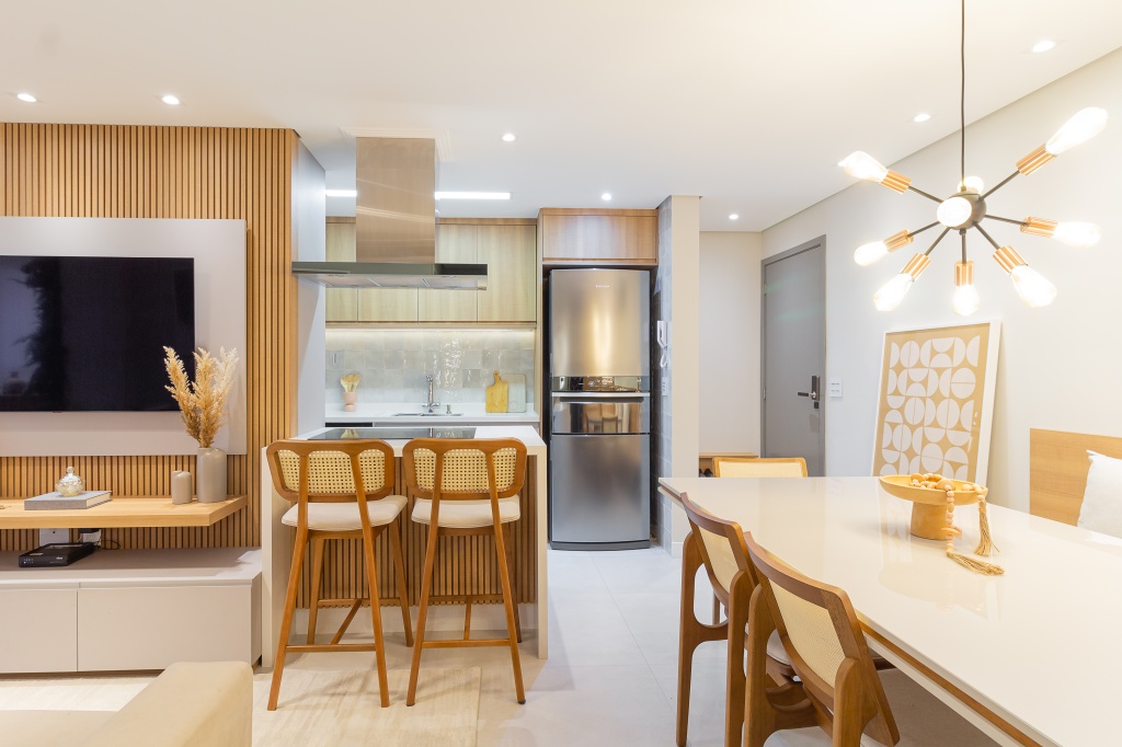  Drewniane listwy są elementem łączącym ten kompaktowy i elegancki apartament o powierzchni 67 m²