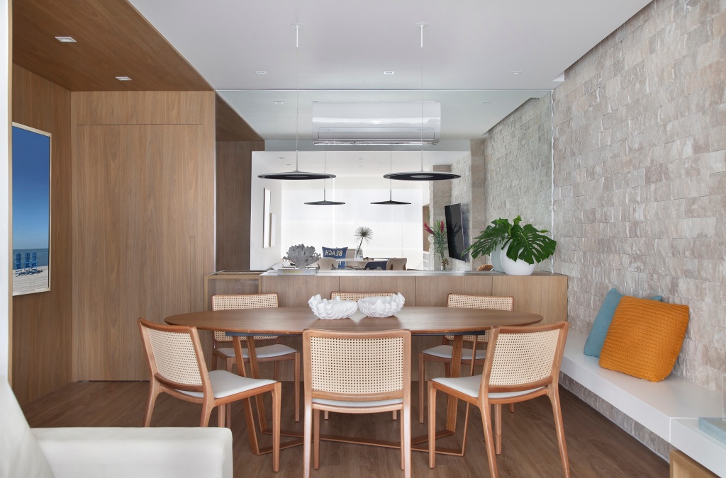  बीच शैली: हलकी सजावट आणि नैसर्गिक फिनिशसह 100 m² अपार्टमेंट