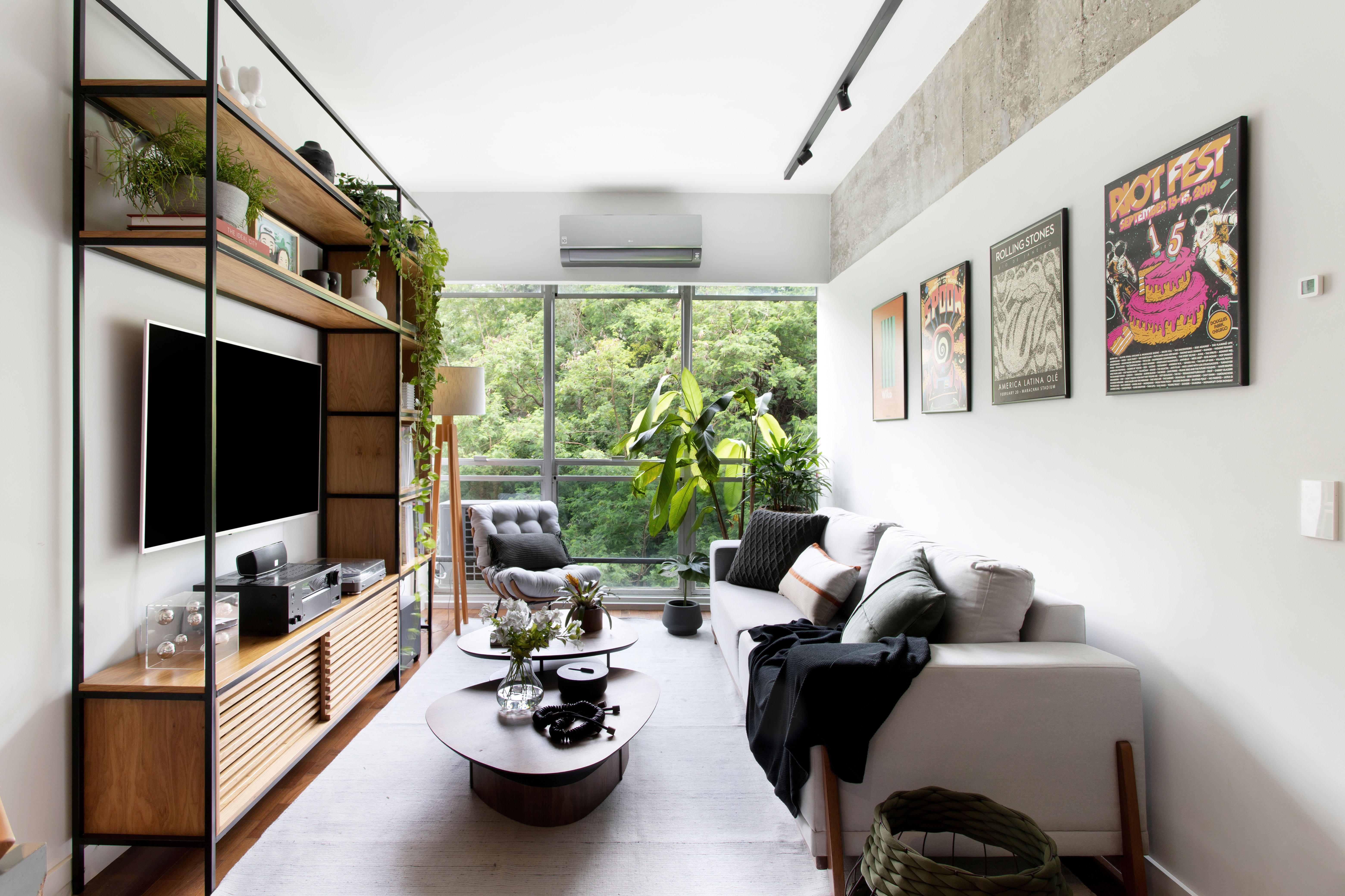  Industrielt: 80 m² lejlighed har en sort og grå palet, plakater og integration