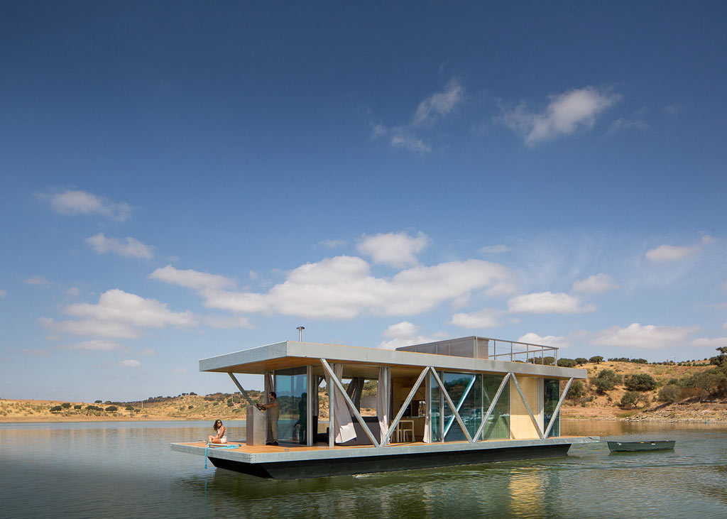  Met een drijvend huis kun je boven op een meer of rivier wonen