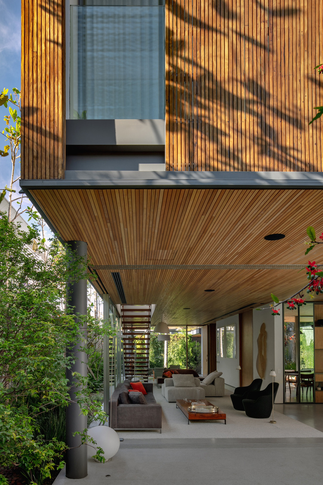 금속 구조는 464m² 주택의 1층에 넓은 자유 경간을 만듭니다.