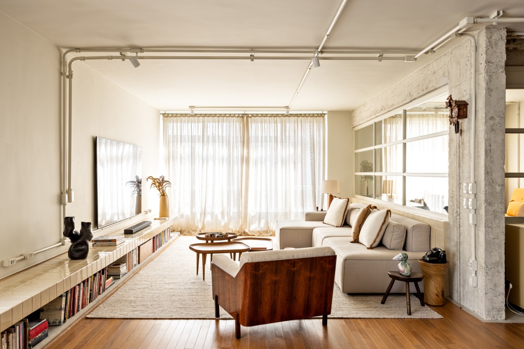  Un mélange de rustique et d'industriel définit un appartement de 167m² avec un bureau à domicile dans le salon.