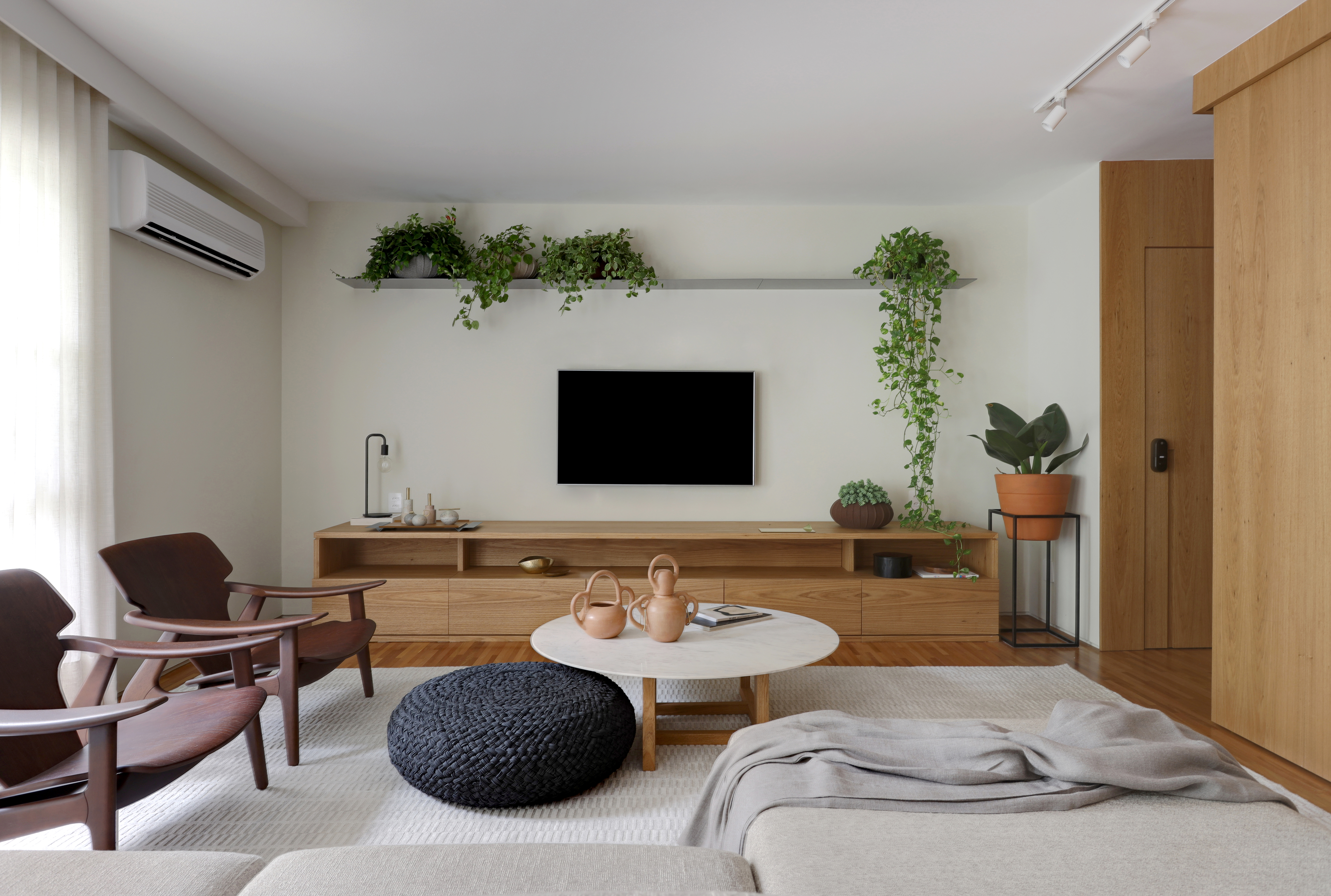  Apartament o powierzchni 180 m² ma półki z roślinami i botaniczne tapety