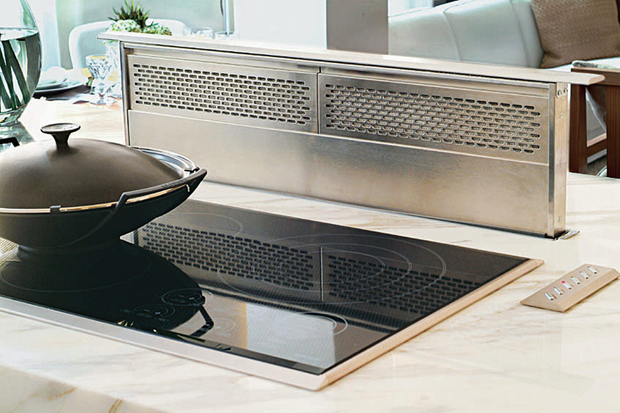  Ali je varno namestiti plinsko pečico v isto nišo kot električno kuhalno ploščo?