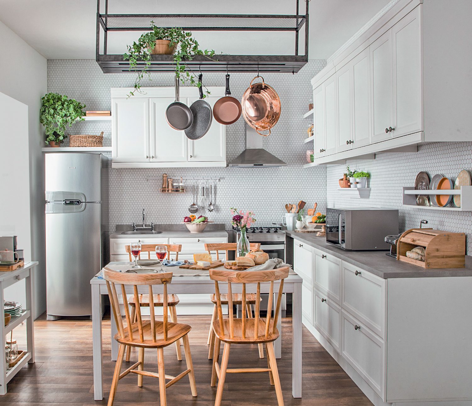  La cuina blanca de 9 m² amb un aspecte retro és sinònim de personalitat