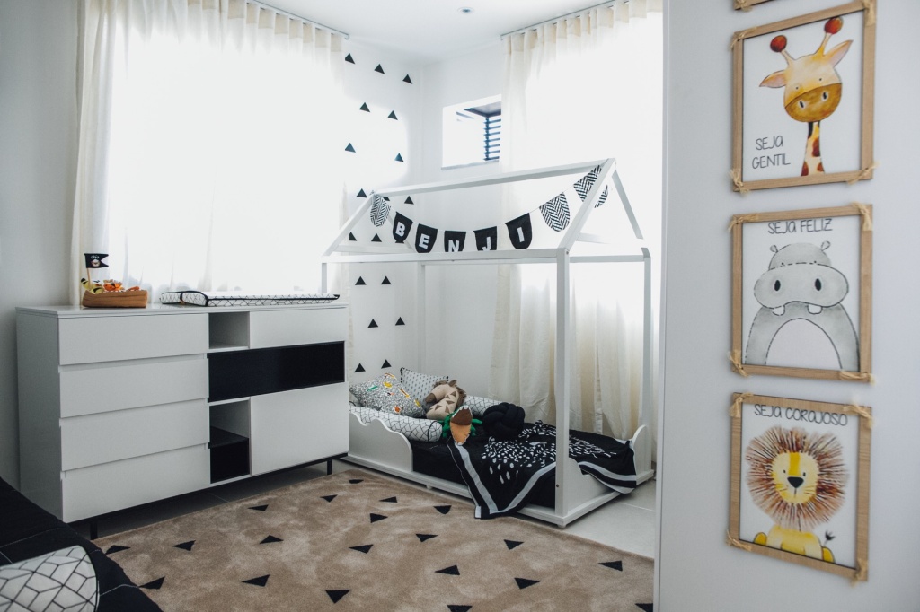  Bērnu istaba ar minimālisma dekoru un klasiskām krāsām