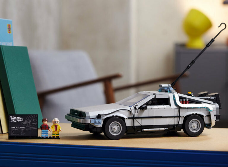  Lego izda komplet filma Nazaj v prihodnost s figurama Doca in Martyja Mcflyja