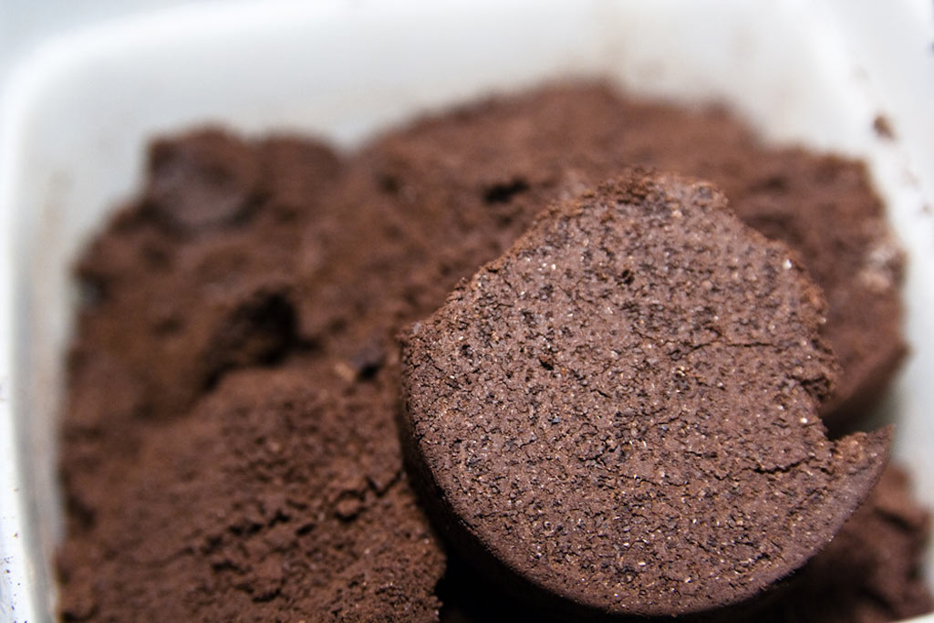  Hvordan bruke kaffegrut i hagearbeid