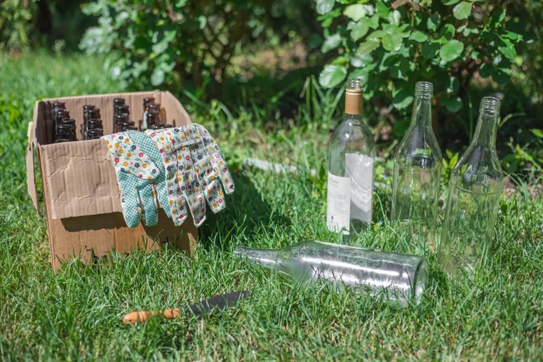  Идеи повторного использования стеклянных бутылок в саду