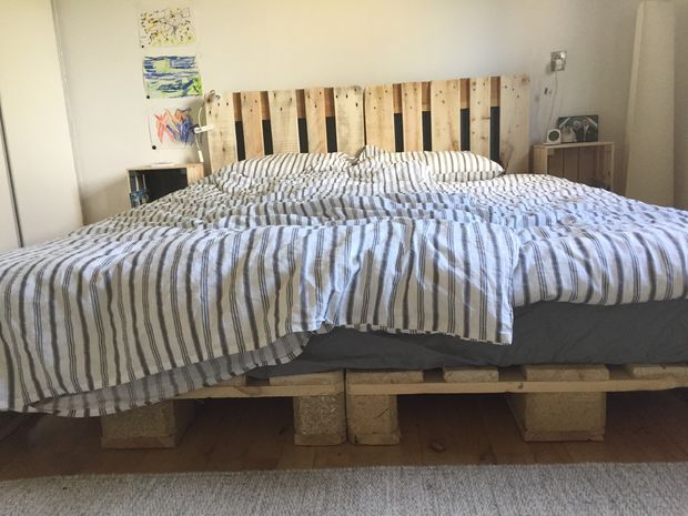  Naučte sa, ako si vyrobiť super praktickú posteľ z paliet