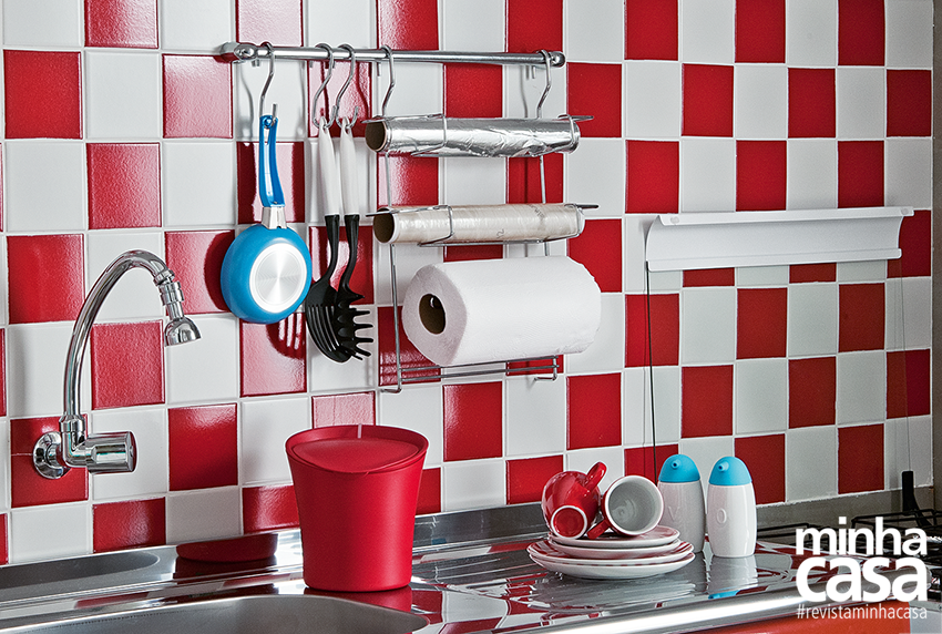  Küche mit roter und weißer Dekoration