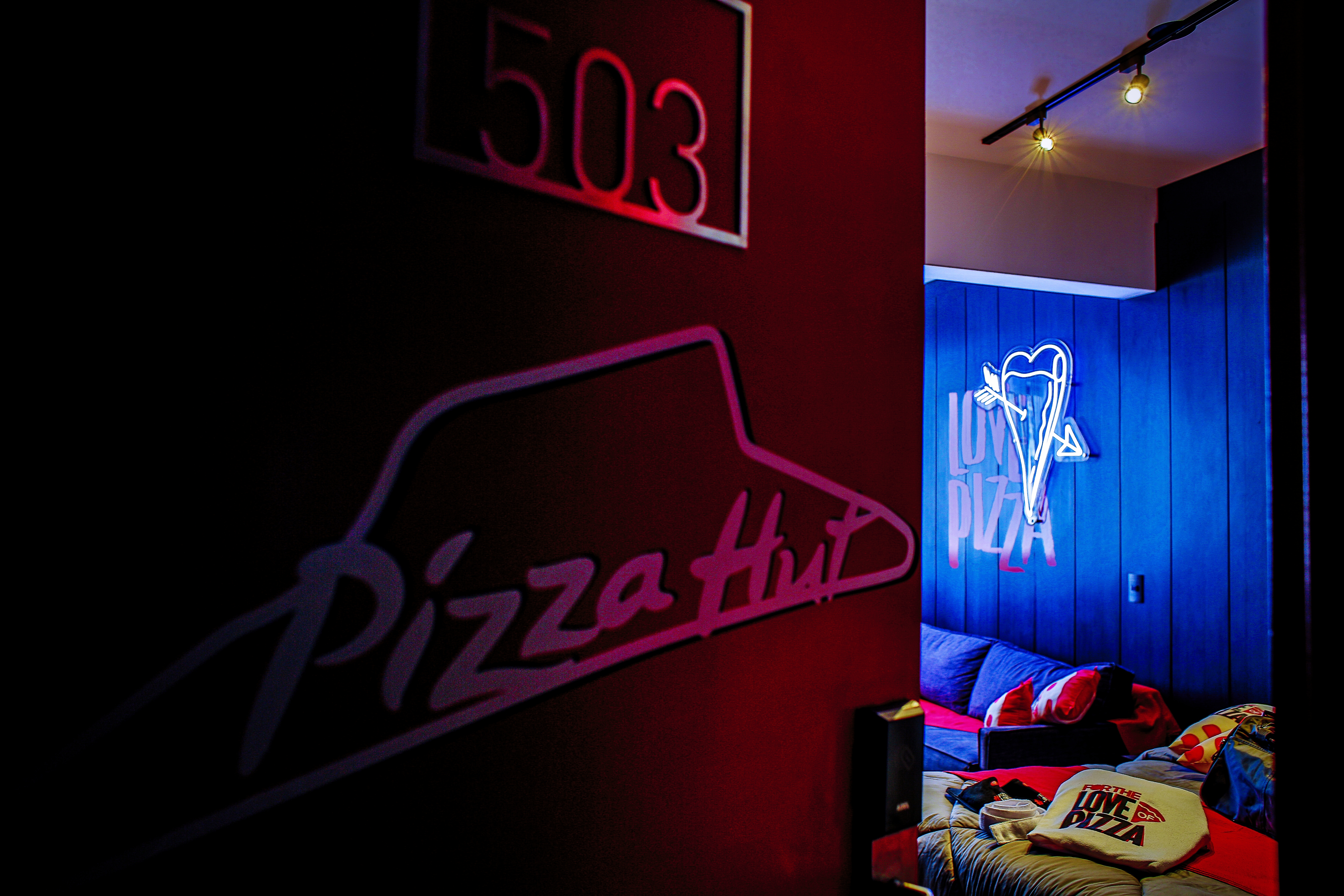  🍕 Vi tilbragte en nat i Housis Pizza Hut-tema-værelse!