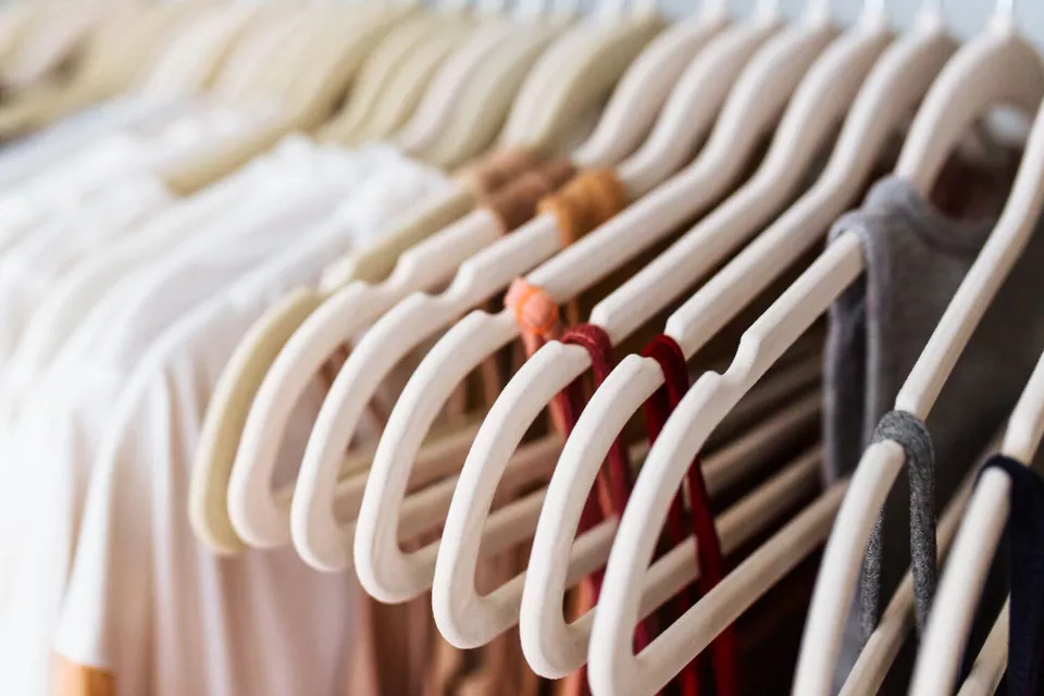  Jak ukládat oblečení do skříně